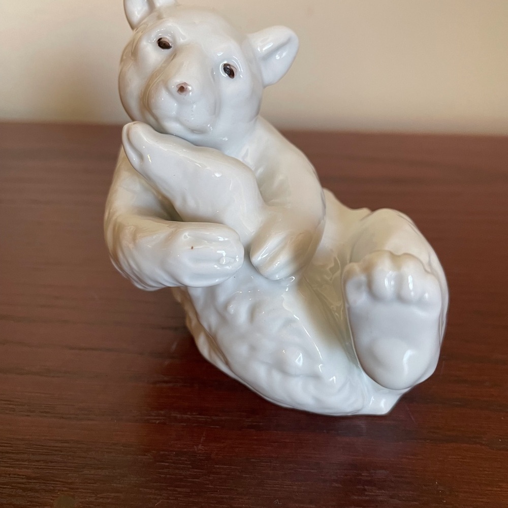 White Porcelain polar Bear. The Tuscany Collection Japan